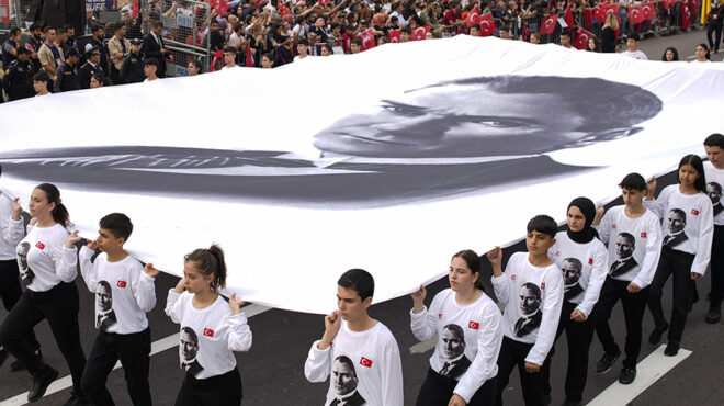 μελανό-σημάδι-στην-γιορτή-562719802