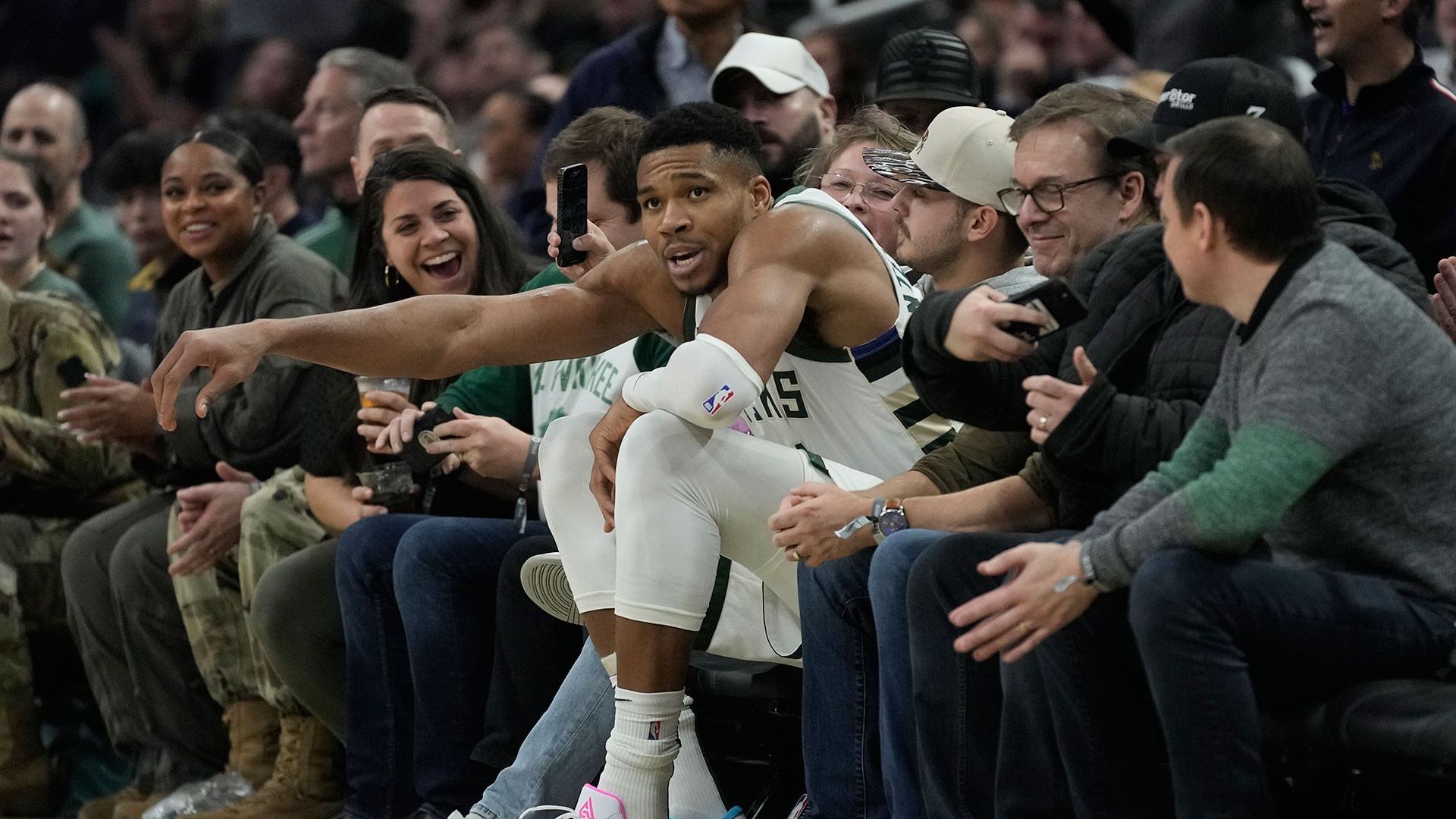 Αντετοκούνμπο: Αντιδράσεις μετά την αποβολή για «αντιαθλητικό φάουλ»-1