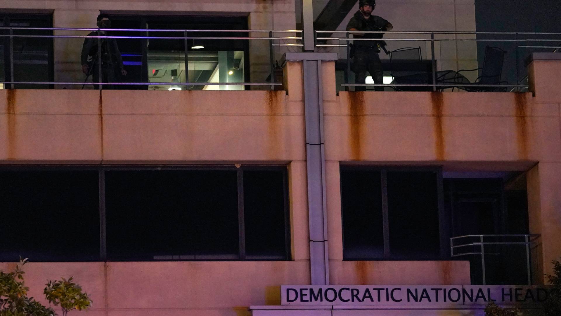 ΗΠΑ: Βίαια επεισόδια σε διαδήλωση υπέρ των Παλαιστινίων μπροστά στην έδρα των Δημοκρατικών (βίντεο)-1