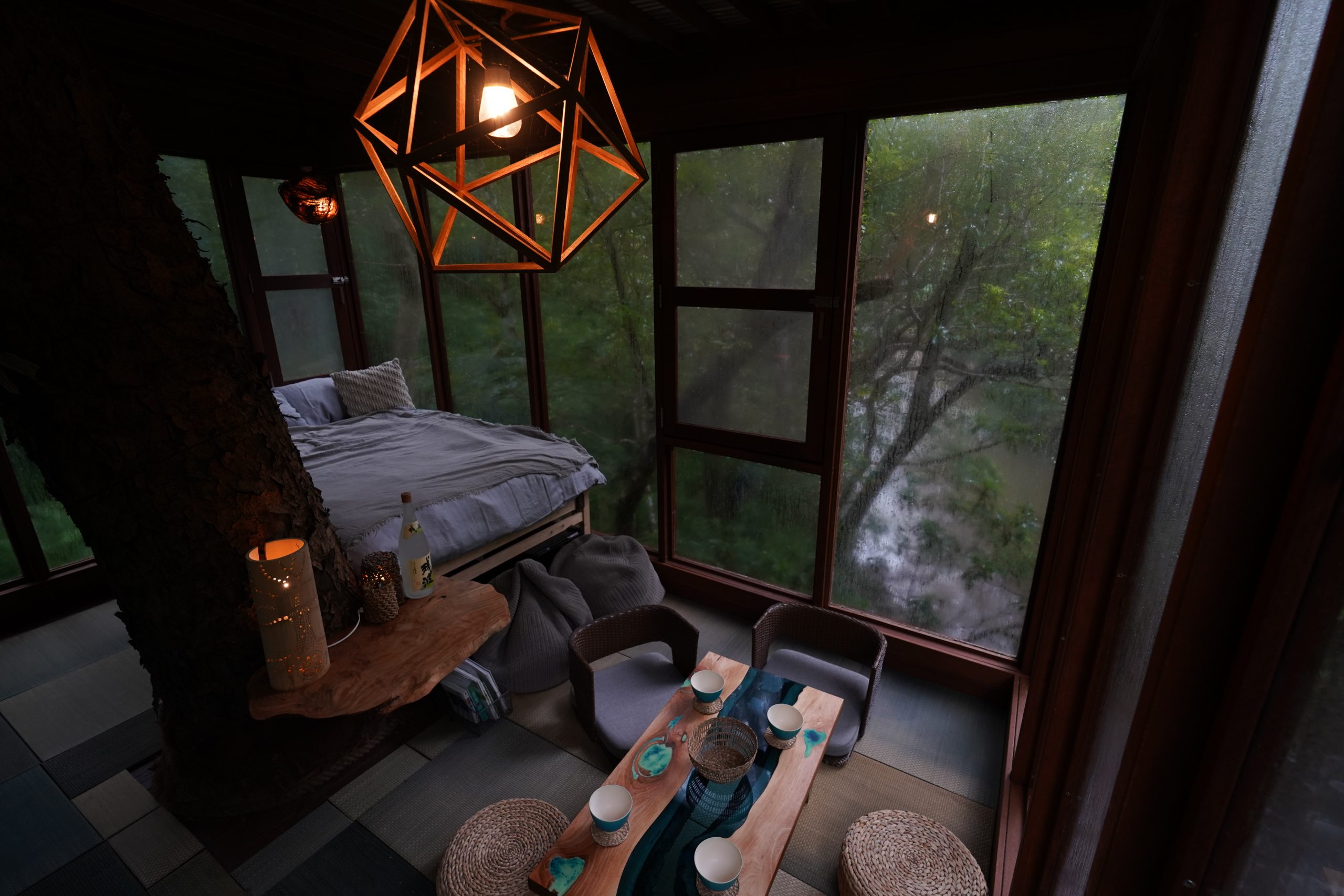 Δεν είναι παιδικά δεντρόσπιτα, αλλά πολυτελή καταλύματα στην άγρια φύση της Ιαπωνίας-4