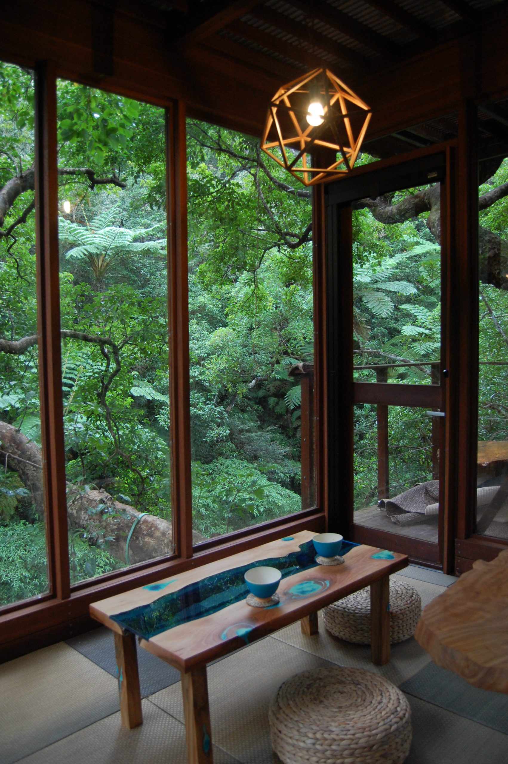 Δεν είναι παιδικά δεντρόσπιτα, αλλά πολυτελή καταλύματα στην άγρια φύση της Ιαπωνίας-12