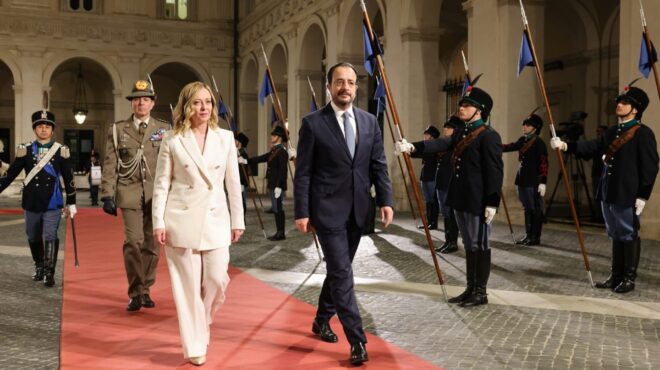 σε-θερμό-κλίμα-η-συνάντηση-μελόνι-χρ-562746100