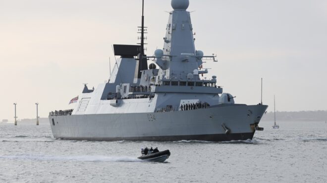 η-βρετανία-στέλνει-αντιτορπιλικό-στο-562756873