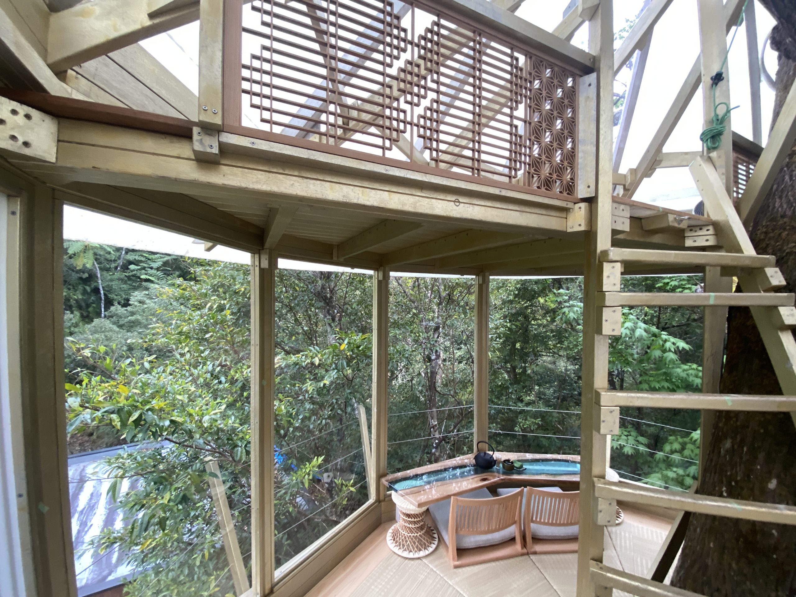 Δεν είναι παιδικά δεντρόσπιτα, αλλά πολυτελή καταλύματα στην άγρια φύση της Ιαπωνίας-11