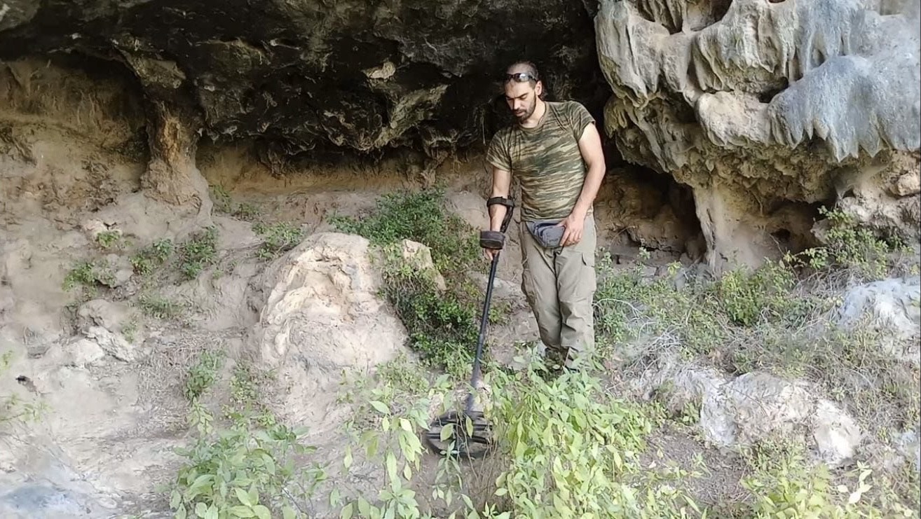 Οι «Ιντιάνα Τζόουνς» που σκάβουν την Ελλάδα για να βρουν χρυσές λίρες-3