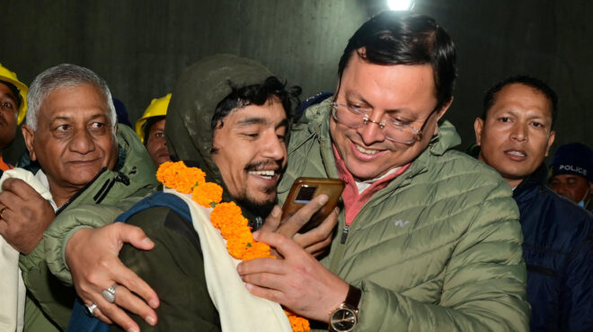 γιόγκα-κινητό-και-κοινά-γεύματα-τι-κρά-562755349