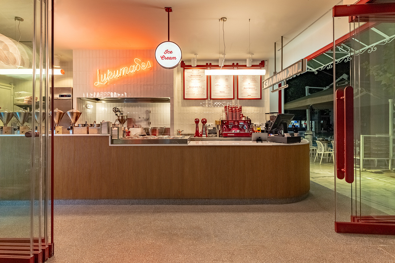 LUKUMÁΔΕΣ: Γιορτάζουν 10 χρόνια με νέα καταστήματα σε Πειραιά και Ακρόπολη-3