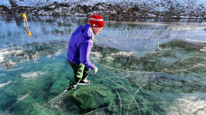 πατινάζ-πάνω-στον-διάφανο-πάγο-λίμνης-562725766