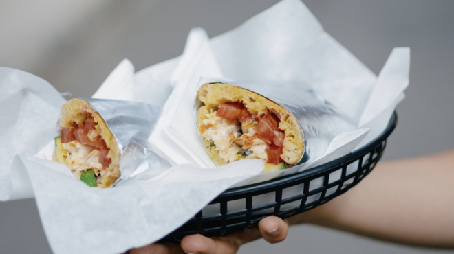 mα-ψάρι-στο-χέρι-9-στάσεις-για-θαλασσινό-str-562716922