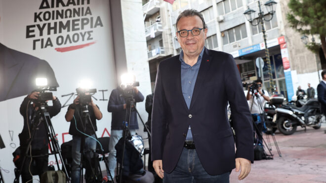 φάμελλος-για-αποχωρήσαντες-κρατώντα-562747042