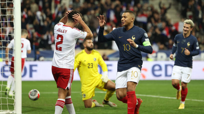 εθνική-ομάδα-αυλαία-με-το-βλέμμα-στα-μπ-562740163