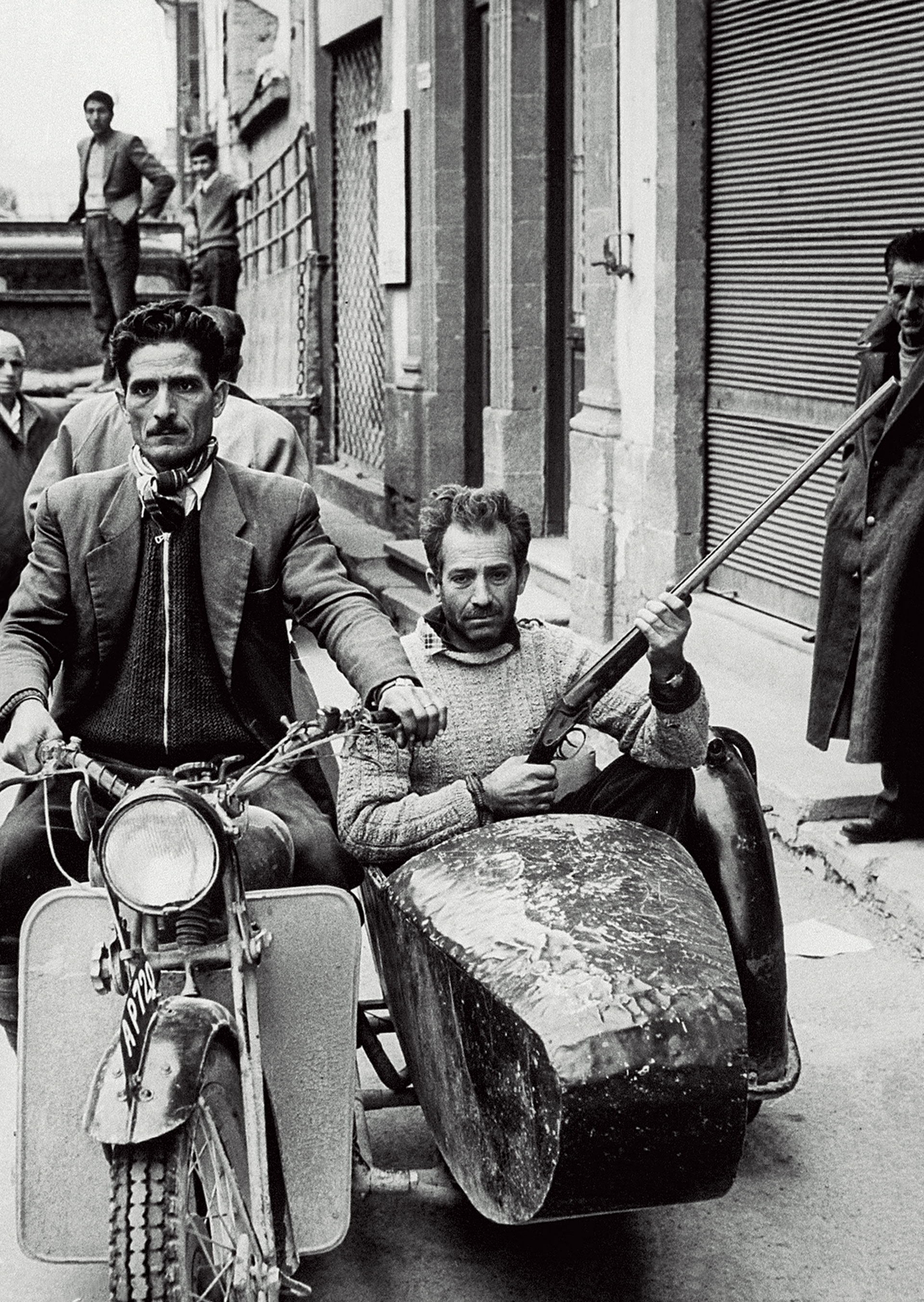 Τεταμένη η κατάστασις – Ματωμένα Χριστούγεννα-6