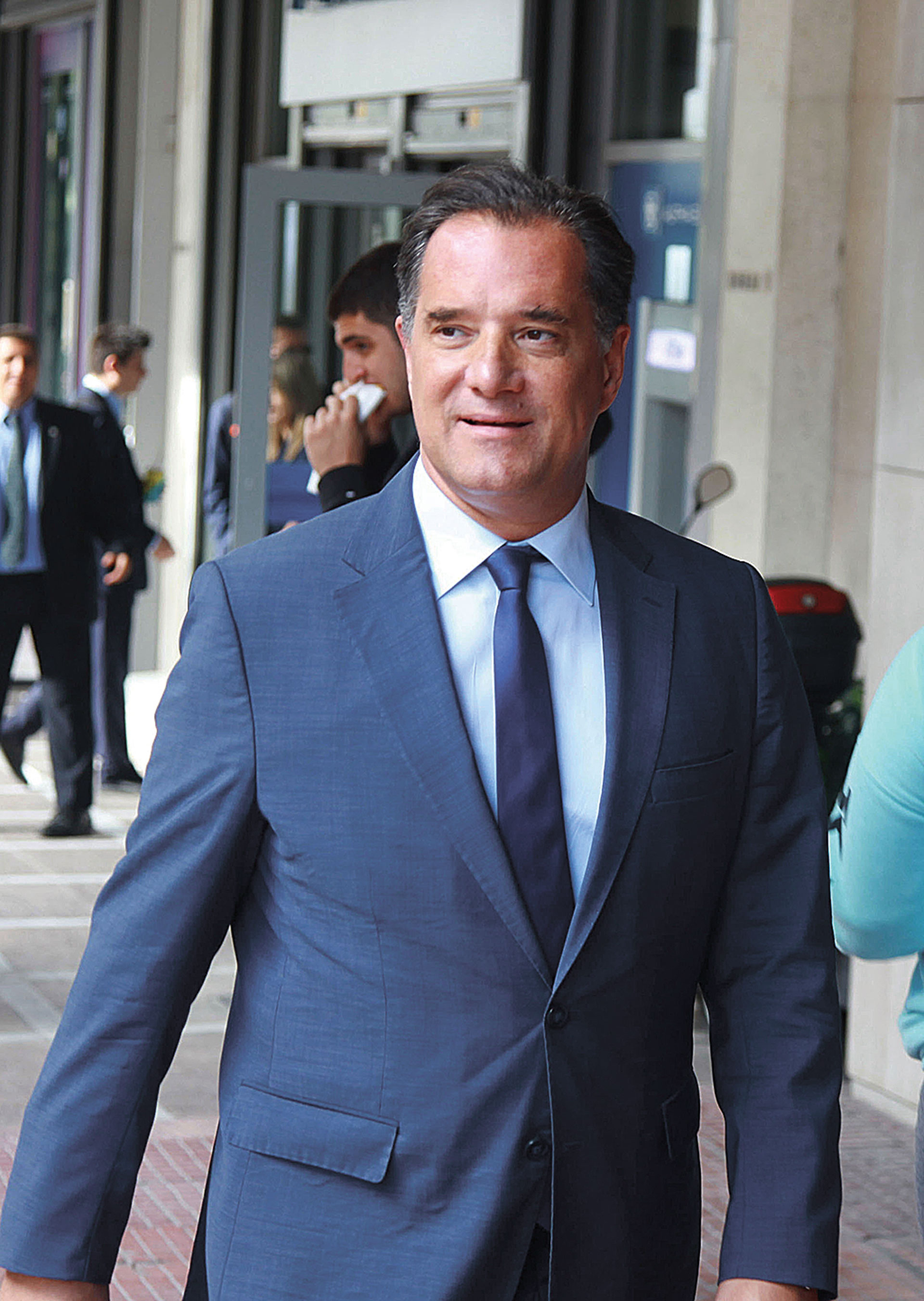 Θεωρείο: Ενστολοι με πολιτικές ταυτότητες-1