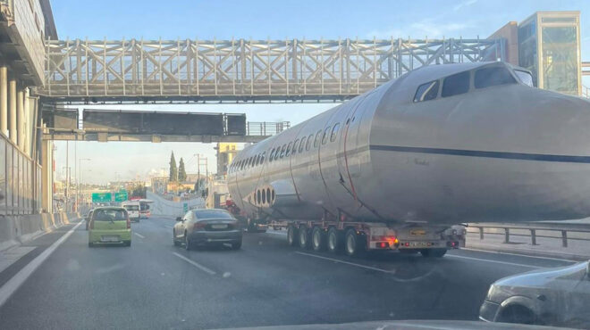 ενα-αεροπλάνο-ταξίδεψε-μέσω-αττική-562748194