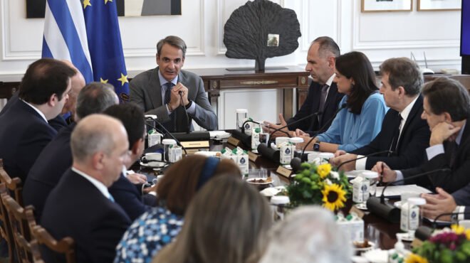 κυβέρνηση-στο-επίκεντρο-η-καθημερινό-562703158