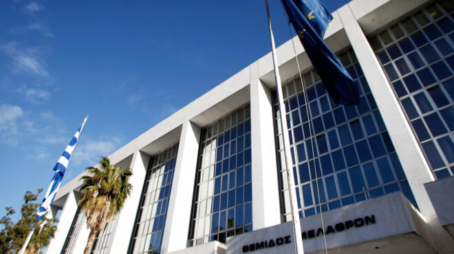 στο-προσκήνιο-η-υπόθεση-των-υποκλοπών-562703215