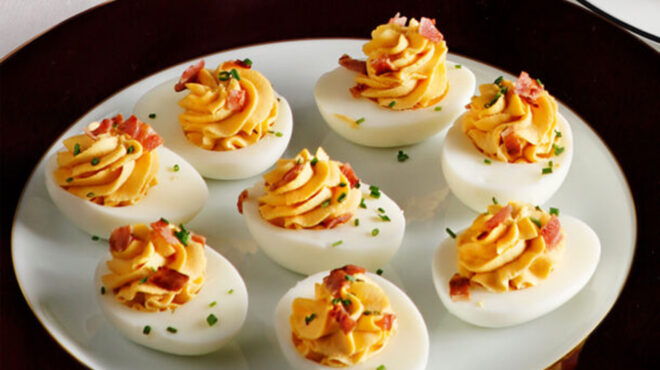 αυγά-με-πικάντικη-γέμιση-deviled-eggs-562756966