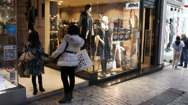 από-τα-μαγιό-κατευθείαν-στα-παλτά-οι-βι-562750237