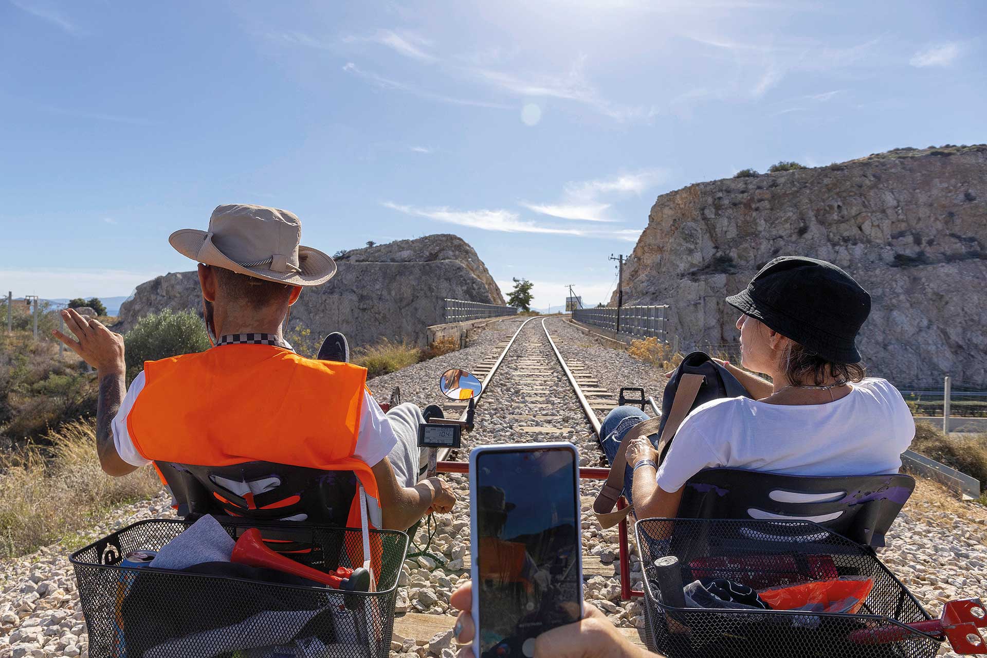 Πάνω σε ένα τρενοποδήλατο, στην πιο ιδιαίτερη περιήγηση της Αττικής-2