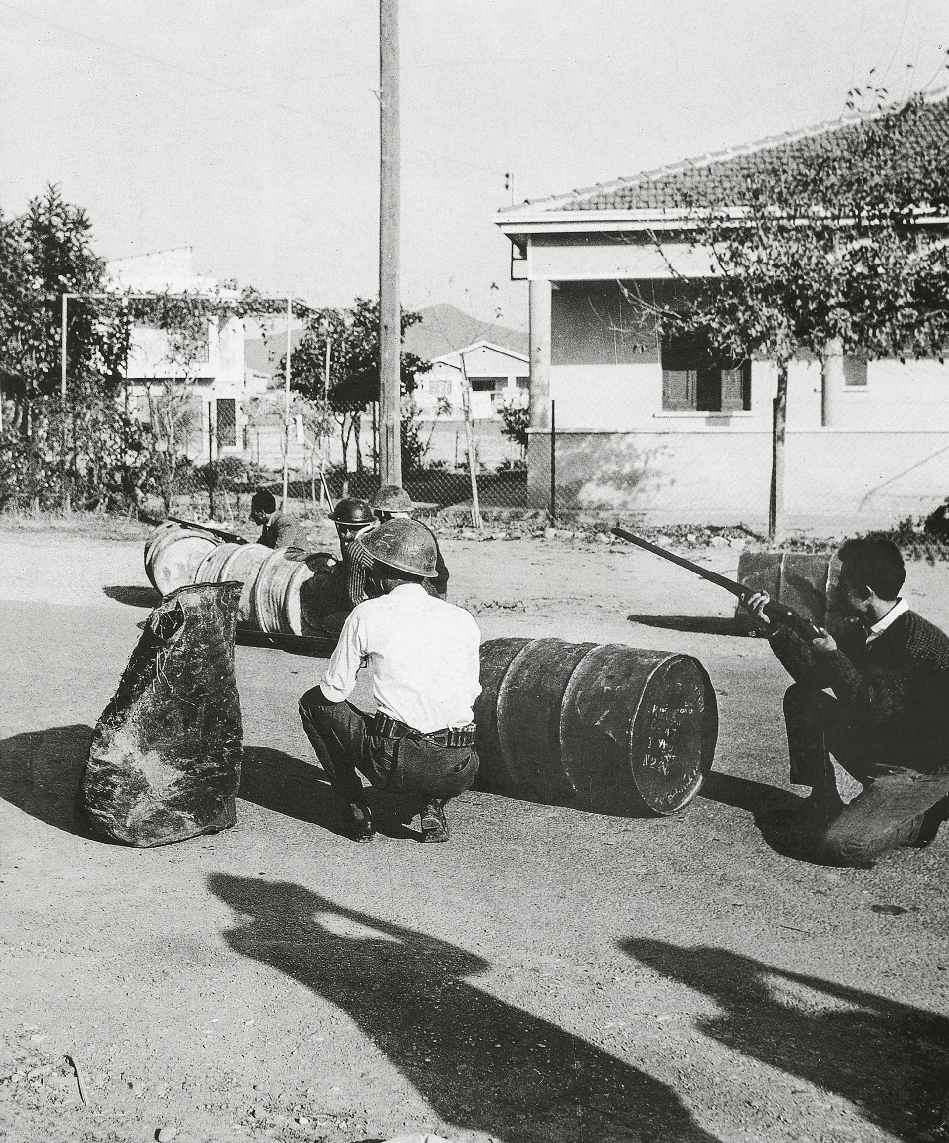 Τεταμένη η κατάστασις – Ματωμένα Χριστούγεννα-11
