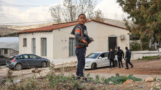 κραυγές-και-σφαίρες-από-την-άκρη-της-πό-562750456