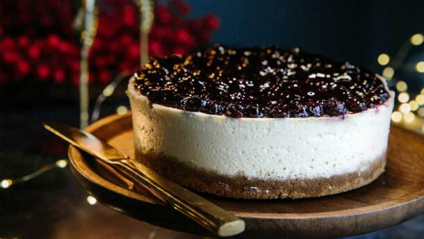 τσιζκέικ-με-φρούτα-του-δάσους-562753654