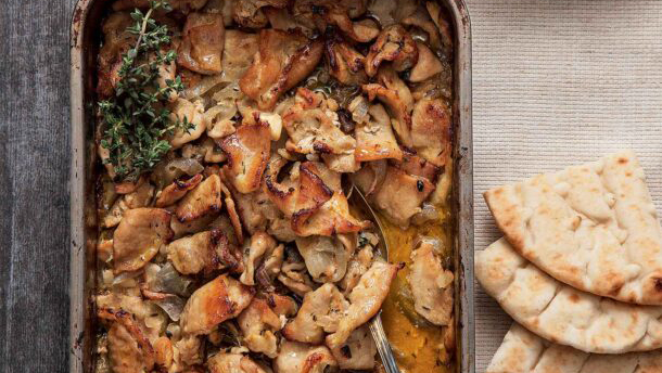 χοιρινό-ψιλοκομμένο-στον-φούρνο-με-κρ-562706161