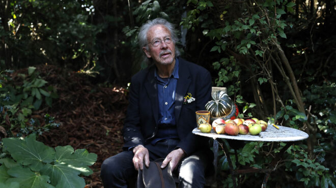 συγγραφέας-ενάντια-στους-μοντέρνους-562750108