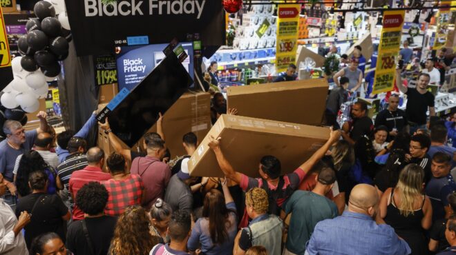 στην-black-friday-τα-δώρα-των-χριστουγέννων-562748842