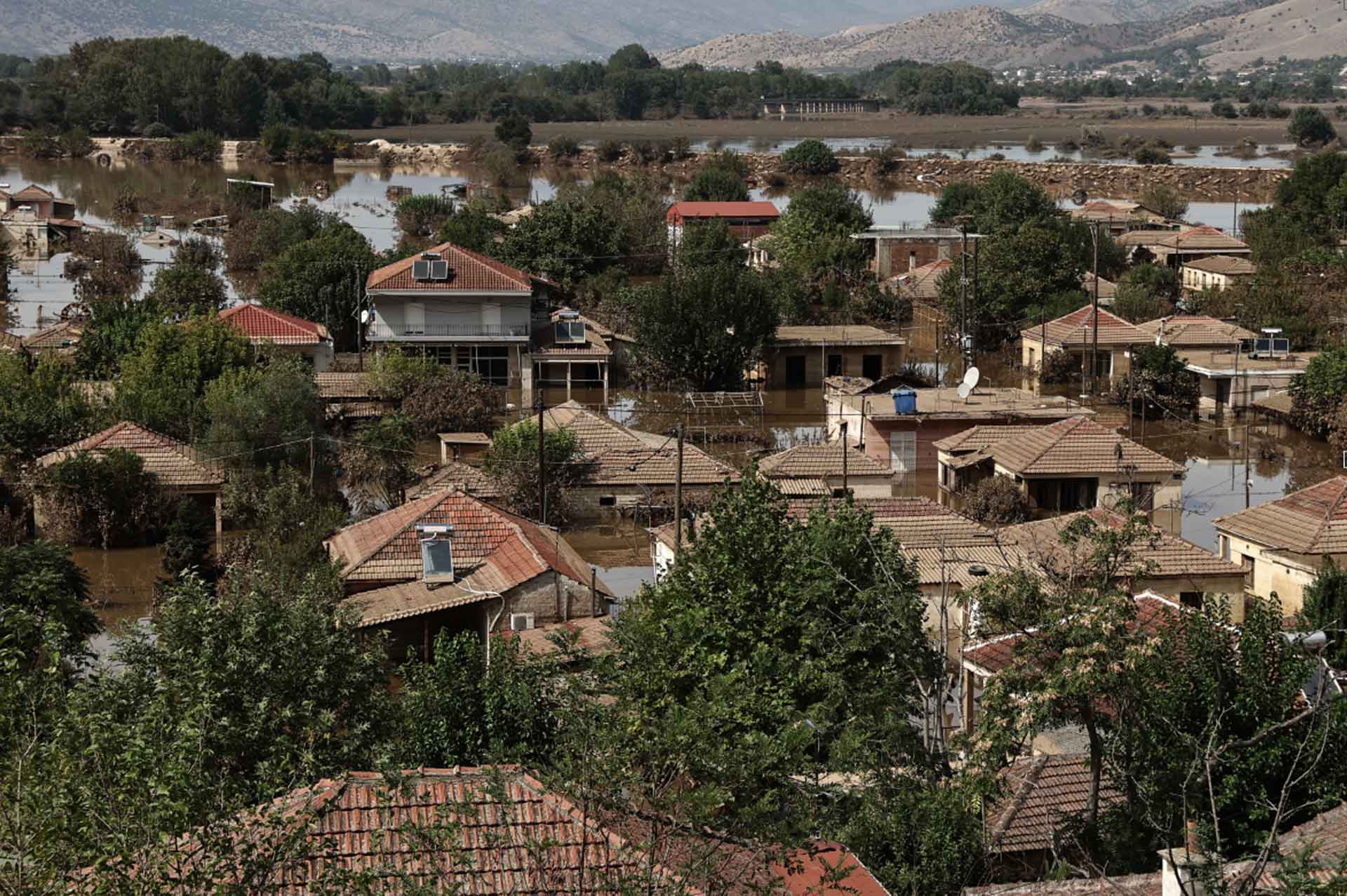 Η ζωή σε ένα τροχόσπιτο έξω από το διαλυμένο Κεραμίδι Τρικάλων-1