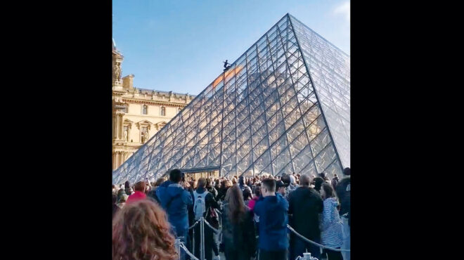 στόχος-ακτιβιστών-η-πυραμίδα-του-λούβ-562703350