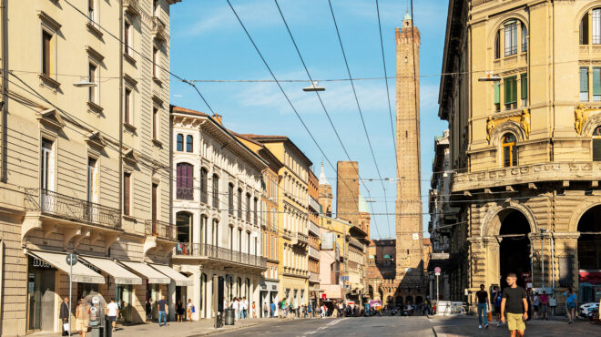 γέρνει-επικίνδυνα-πύργος-στην-μπολόν-562703569