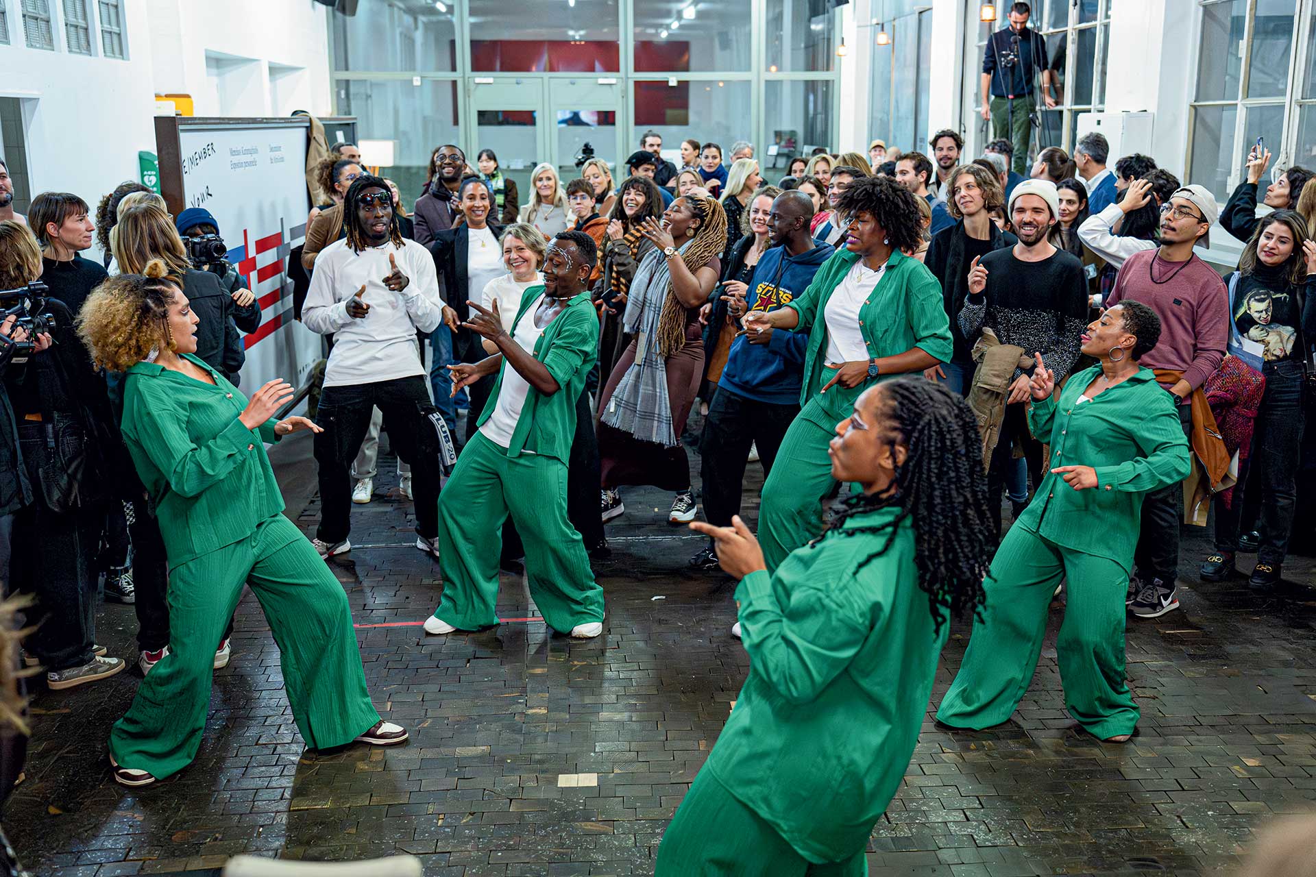 Τι δουλειά έχει η Κυψέλη στην Ελβετία;-1