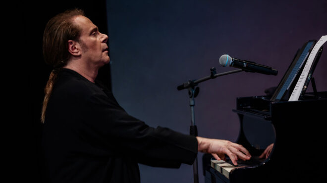 κορκολής-και-μανουσάκη-σε-ένα-κοντσέρ-562705426