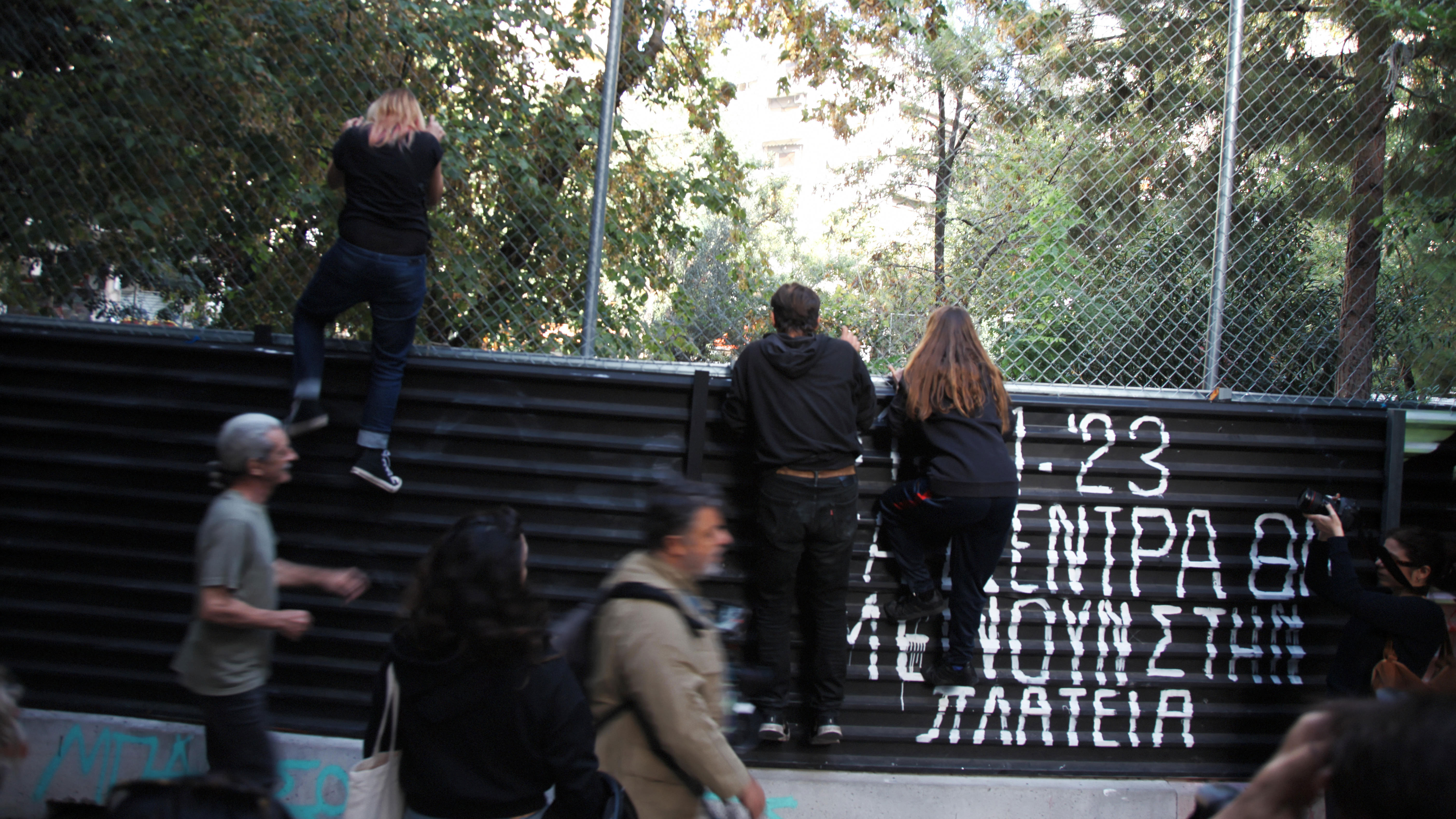 Νέα «φωτιά» άναψε για τα δέντρα στην πλατεία Εξαρχείων-2