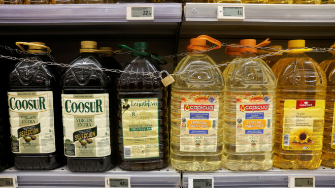 ισπανία-κλειδώνουν-τα-μπουκάλια-με-ελ-562738285