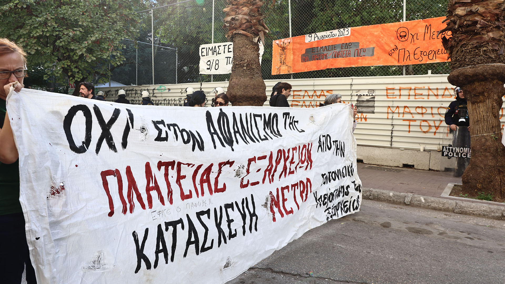 Πλατεία Εξαρχείων: Ενταση για την κοπή δέντρων και παρέμβαση Δούκα-2