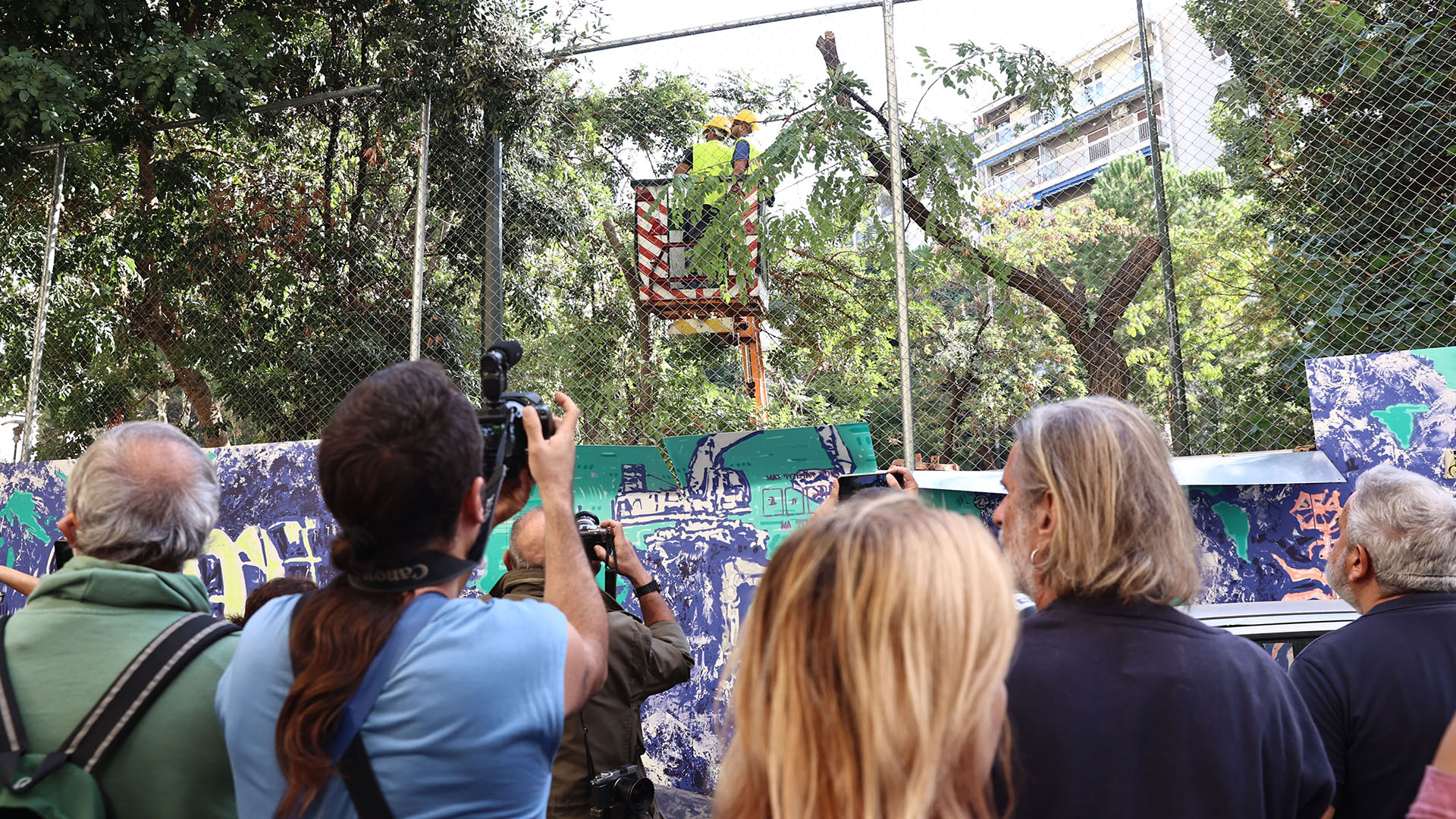 Πλατεία Εξαρχείων: Ενταση για την κοπή δέντρων και παρέμβαση Δούκα-1