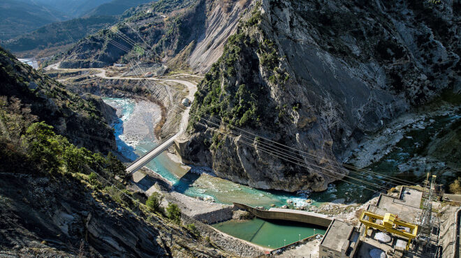 βγαίνει-για-ακόμη-μία-φορά-από-το-συρτά-562755301