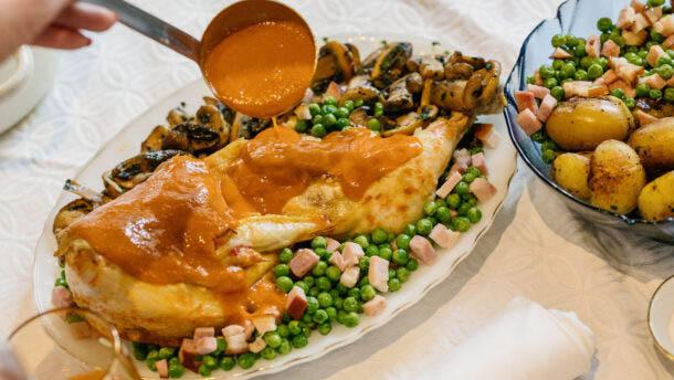 κότα-bonne-femme-στην-κατσαρόλα-με-κρέμα-ντομ-562750522