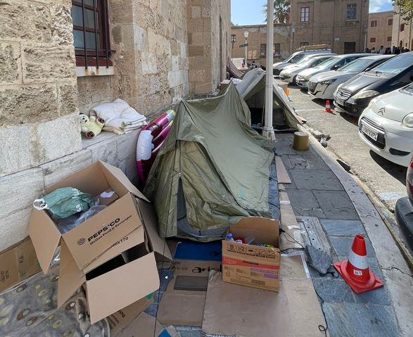 Κύμα αγανάκτησης – Αυτοσχέδιοι καταυλισμοί στο κέντρο της Ρόδου-6