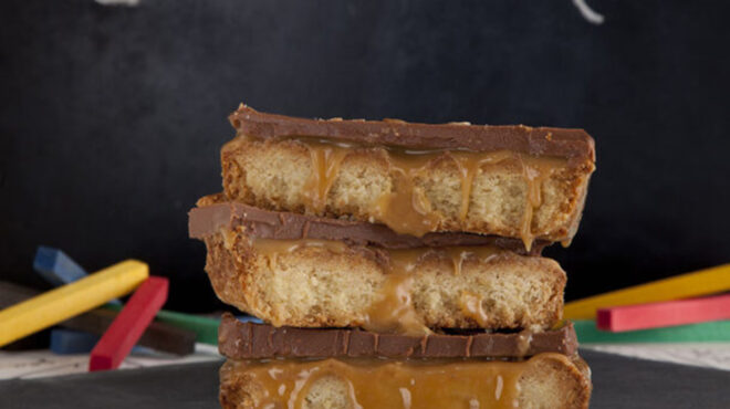 μπισκότο-με-καραμέλα-και-σοκολάτα-562711978