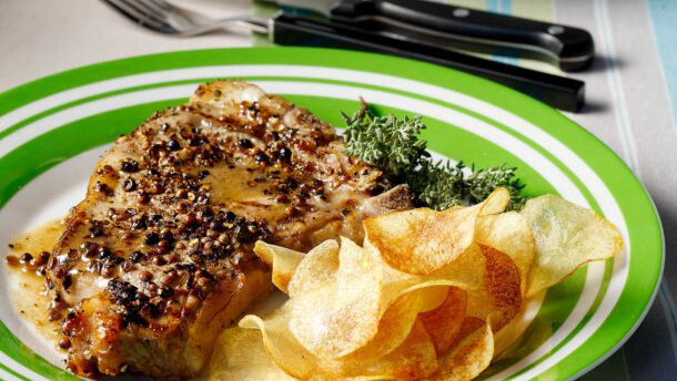 μπριζόλες-με-κρούστα-πιπεριών-και-σπι-562704262