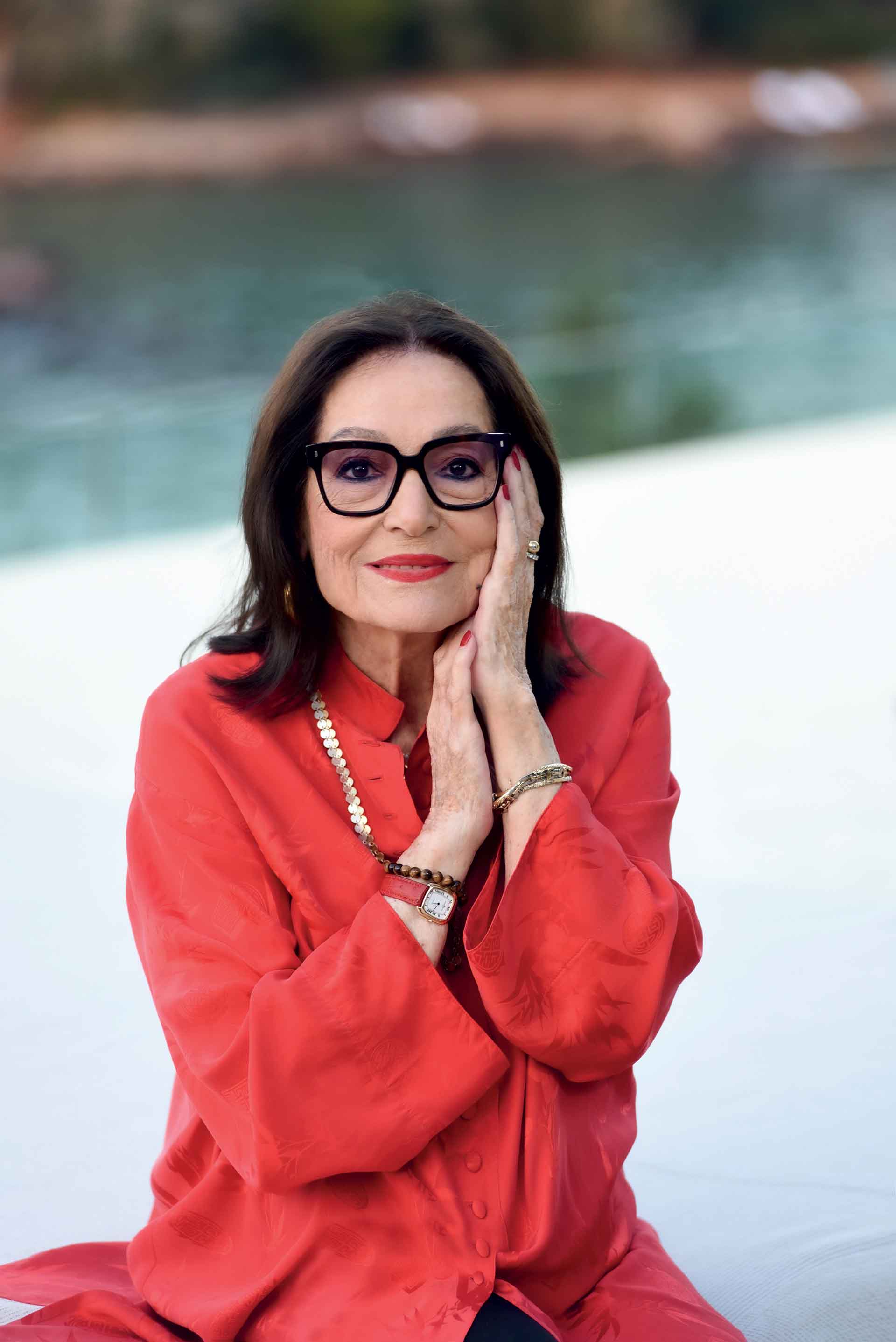 Νάνα Μούσχουρη: «Μύθος εγώ; Ω, νο! Εγώ είμαι απλώς μια τραγουδίστρια»-7