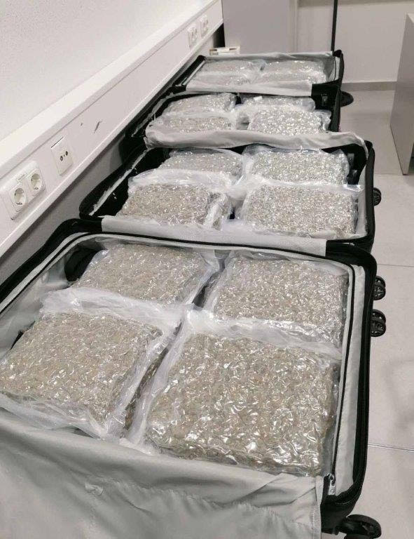 «Ελ. Βενιζέλος»: Συνελήφθη 61χρονη με 37 κιλά κάνναβης στις αποσκευές της-1