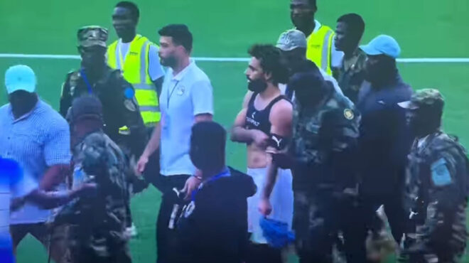 ο-σαλάχ-αποχώρησε-από-το-γήπεδο-με-στρα-562739359