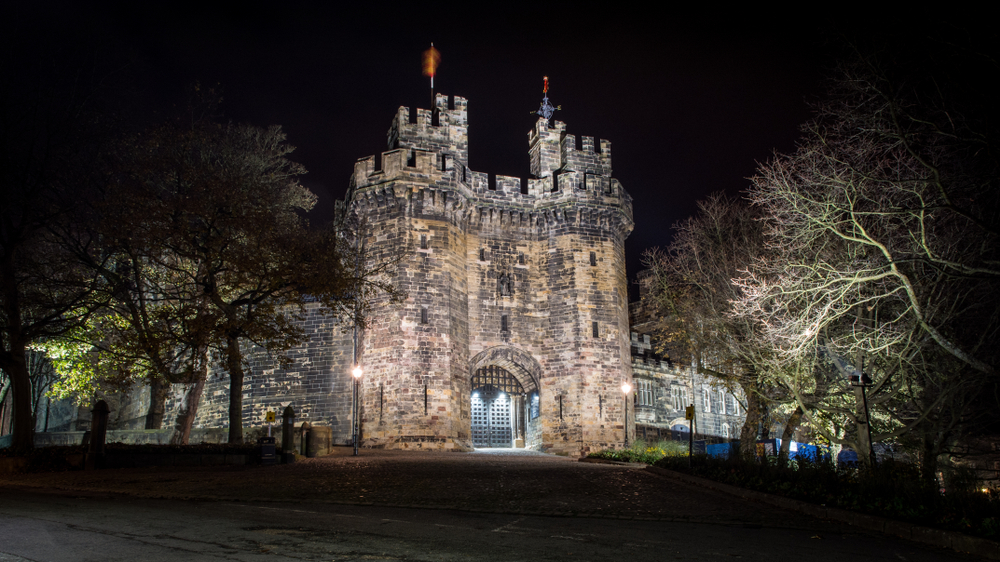 Guardian: Πώς ο βασιλιάς Κάρολος κερδίζει από περιουσίες αποθανόντων-1