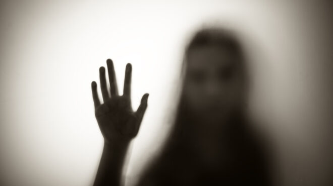 βία-κατά-των-γυναικών-πάνω-από-2-000-καταγγ-562750000