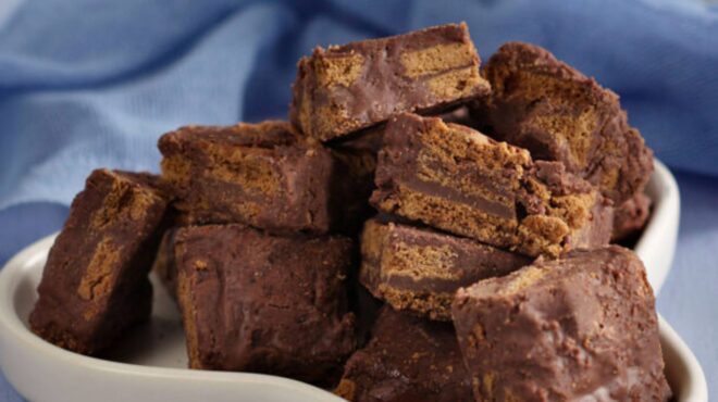 σοκολατένιο-fudge-με-γεμιστά-μπισκότα-562711459