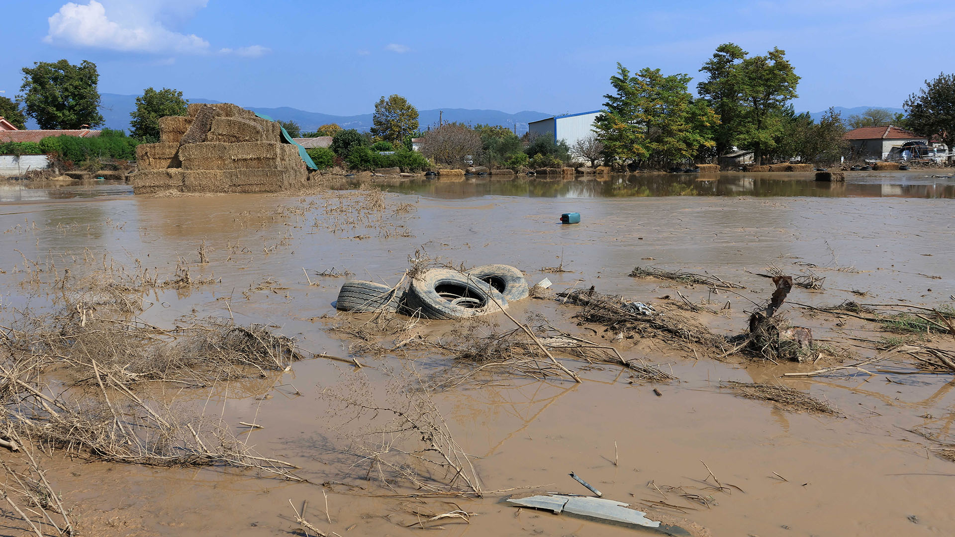 Η επόμενη μέρα στη Θεσσαλία: «Είμαστε περιβαλλοντικοί πρόσφυγες στη χώρα μας»-1